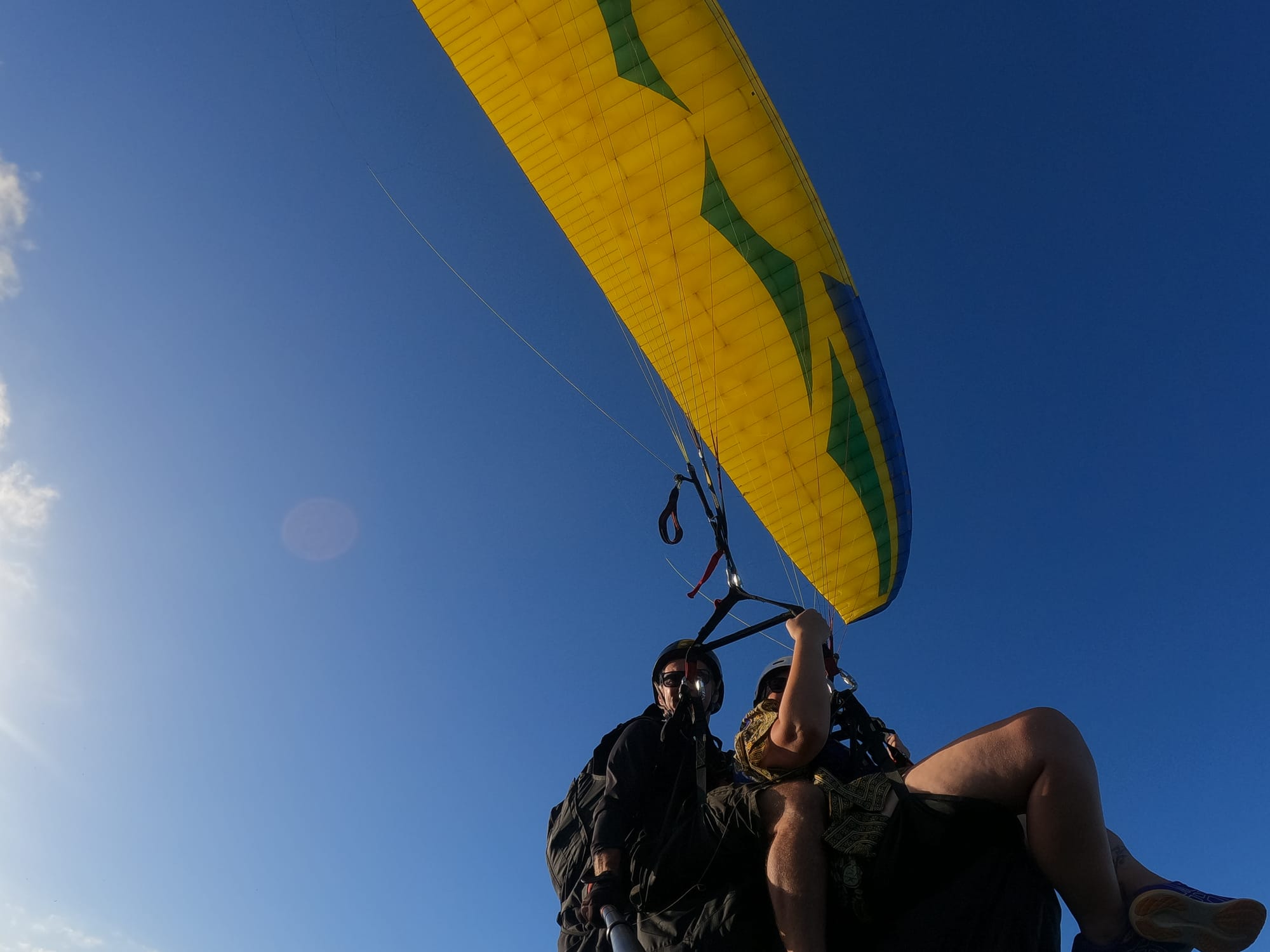Parapente amarelo no céu azul